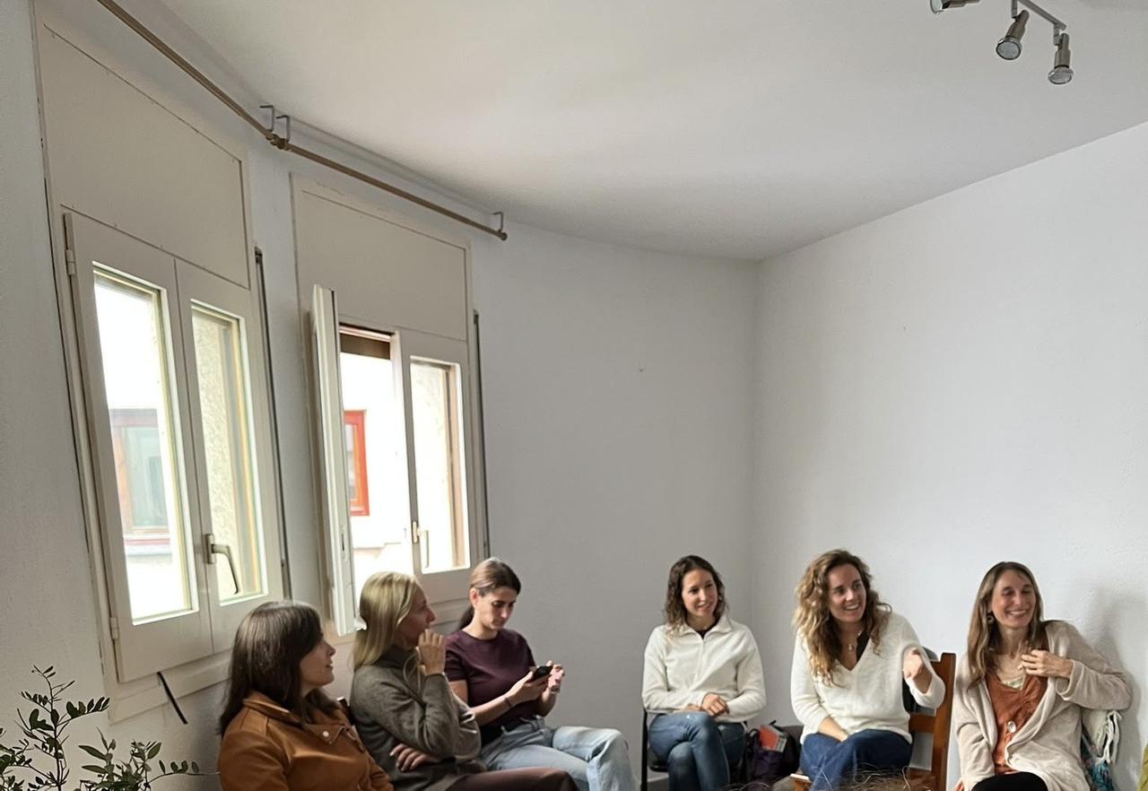 Participantes del taller Mírate con amor sentadas en círculo