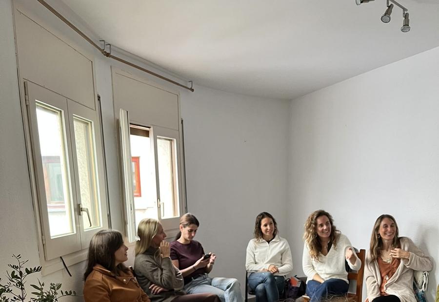 Participantes del taller Mírate con amor sentadas en círculo