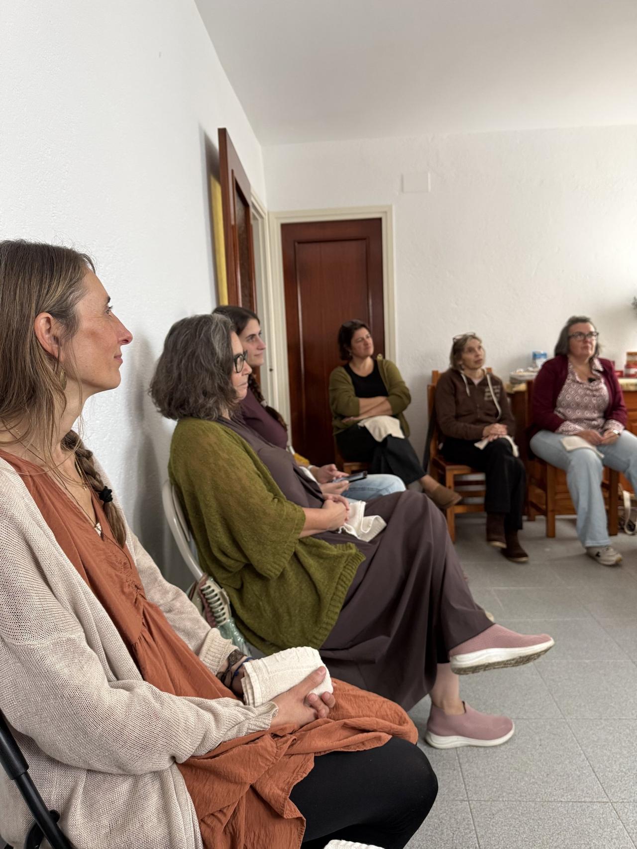 Margarita y las participantes durante el taller