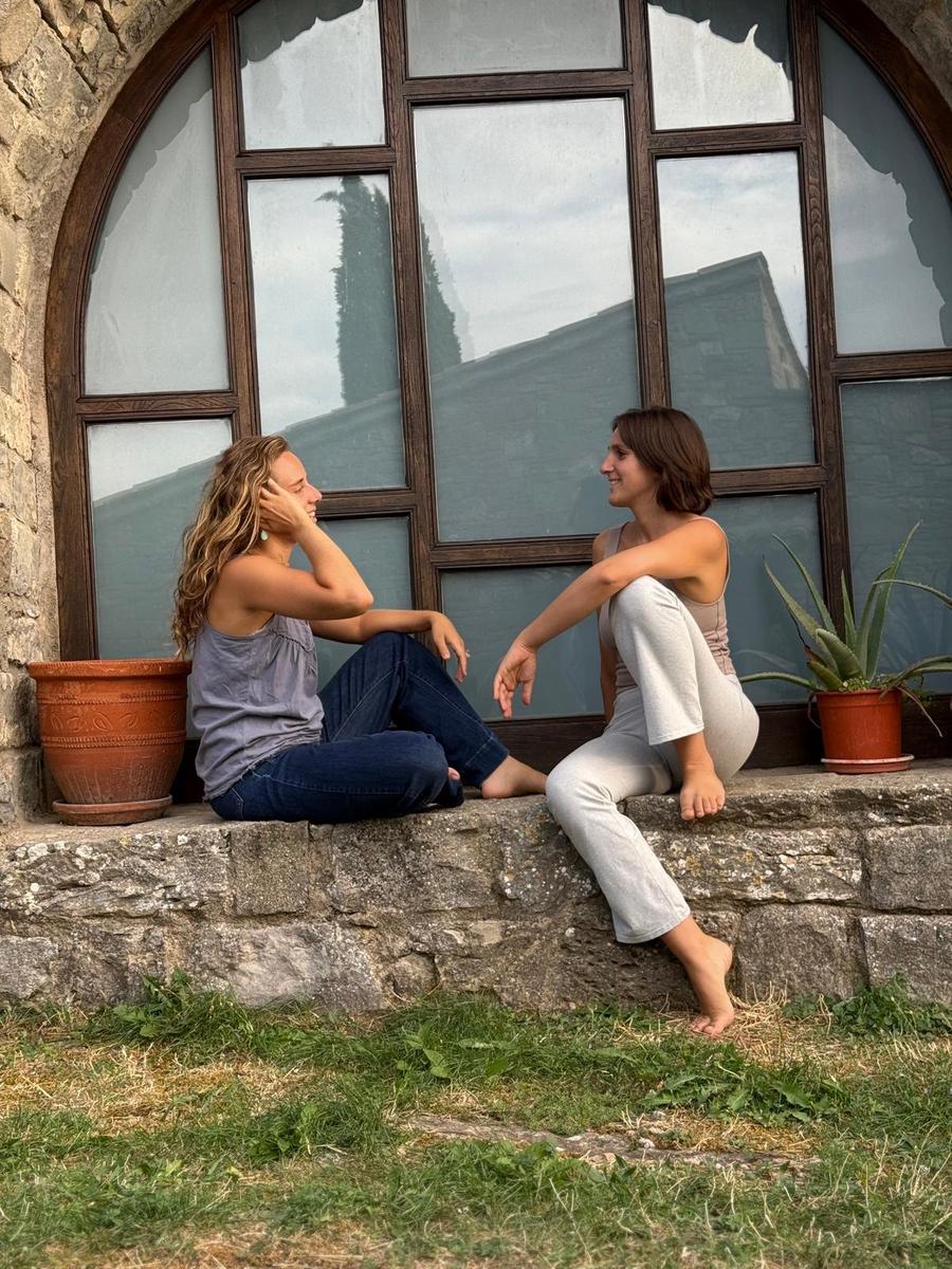 Margarita y Lucía riendo en la ermita de Sant Salvador de Bellver